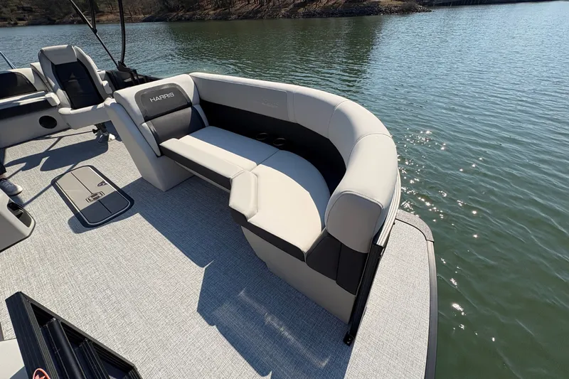 Slide: The Image of Harris Cruiser 230 2026 - 18