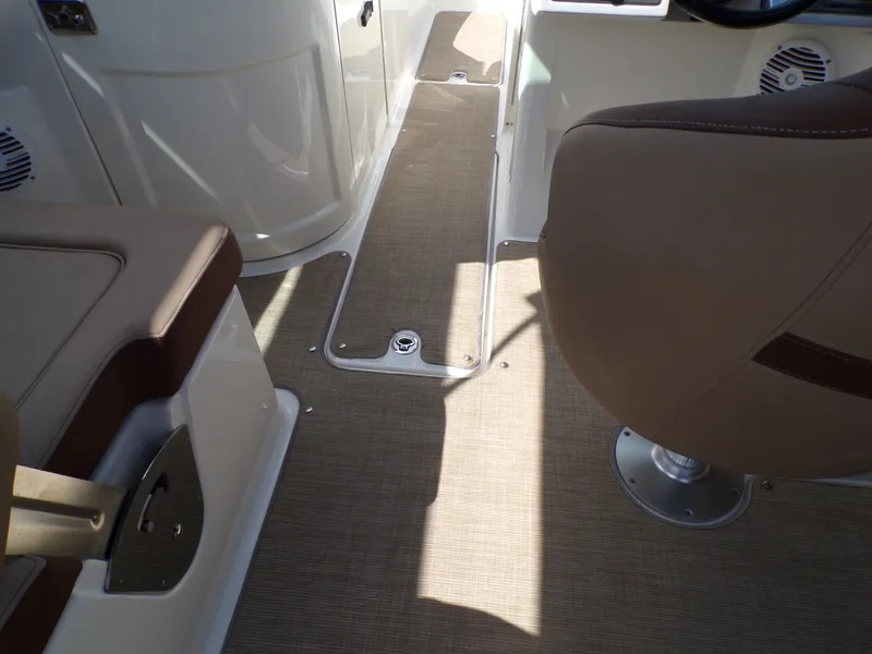 Slide: The Image of Sea Ray 240 SDX 2017 - 24