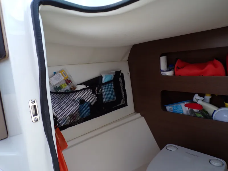 Slide: The Image of Sea Ray 240 SDX 2017 - 29