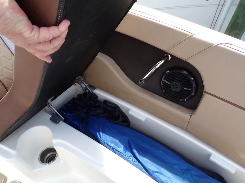 Slide: The Image of Sea Ray 240 SDX 2017 - 32