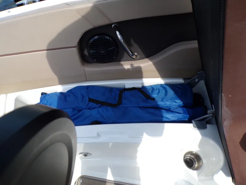 Slide: The Image of Sea Ray 240 SDX 2017 - 33