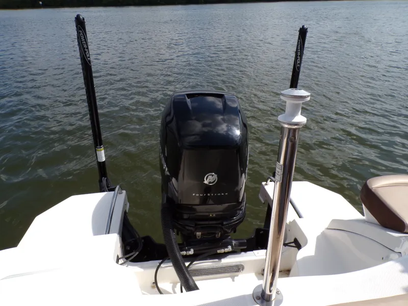 Slide: The Image of Sea Ray 240 SDX 2017 - 39