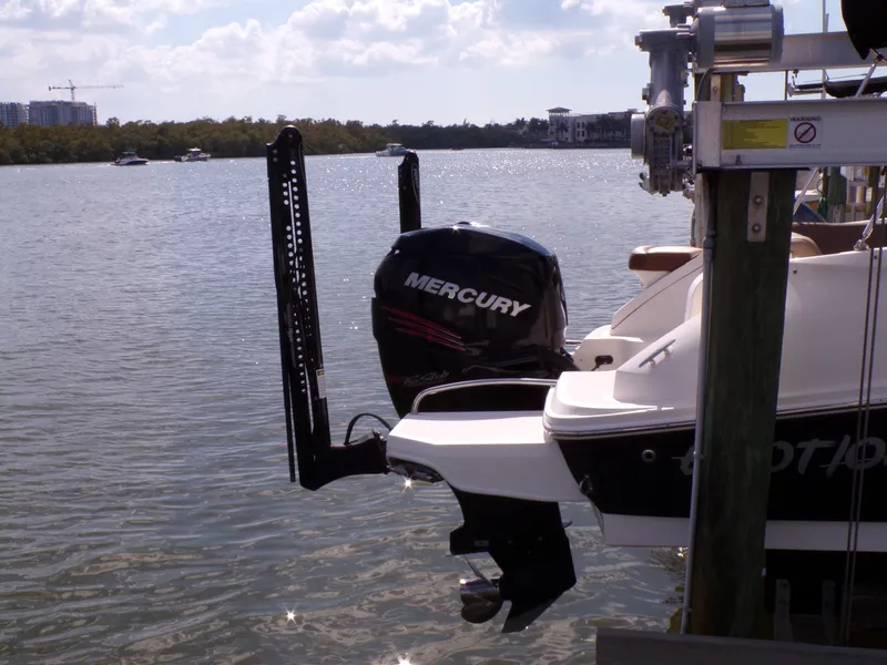 Slide: The Image of Sea Ray 240 SDX 2017 - 5