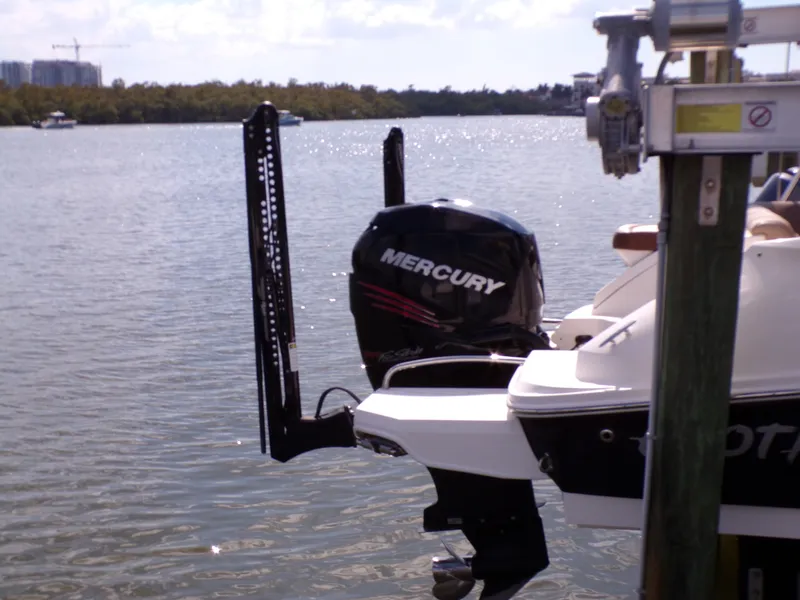 Slide: The Image of Sea Ray 240 SDX 2017 - 8