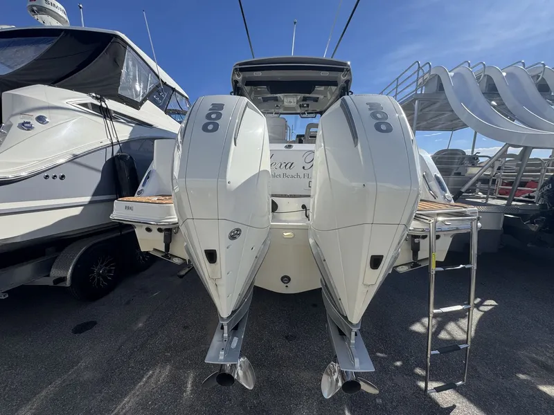 Slide: The Image of Boston Whaler 325 CONQUEST 2023 - 15