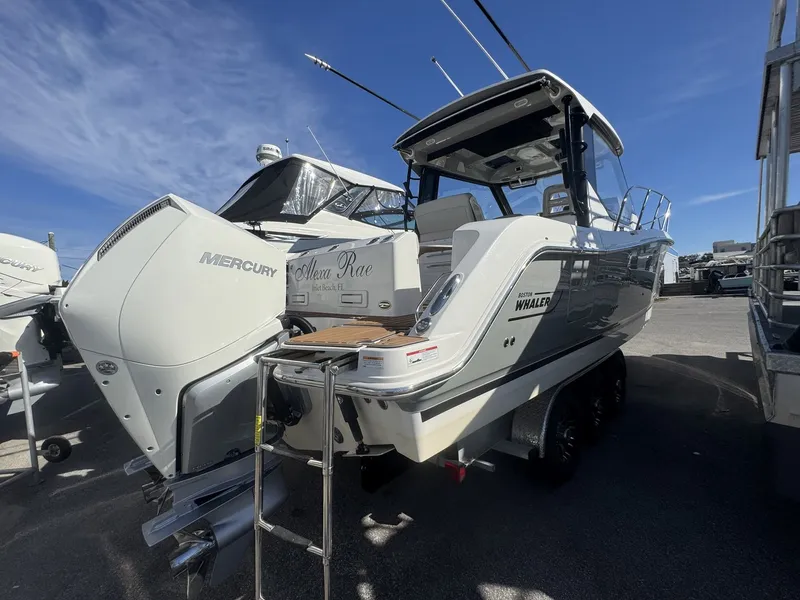 Slide: The Image of Boston Whaler 325 CONQUEST 2023 - 16