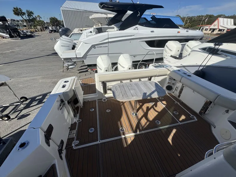 Slide: The Image of Boston Whaler 325 CONQUEST 2023 - 2