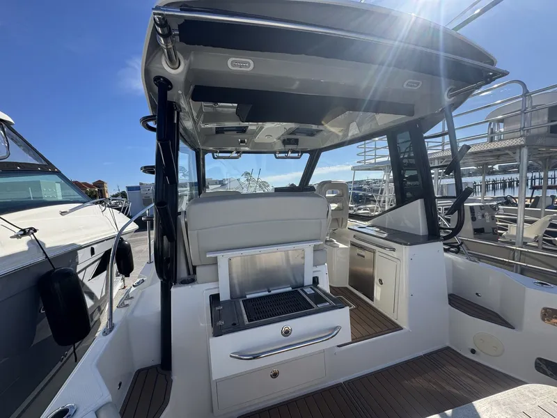 Slide: The Image of Boston Whaler 325 CONQUEST 2023 - 3