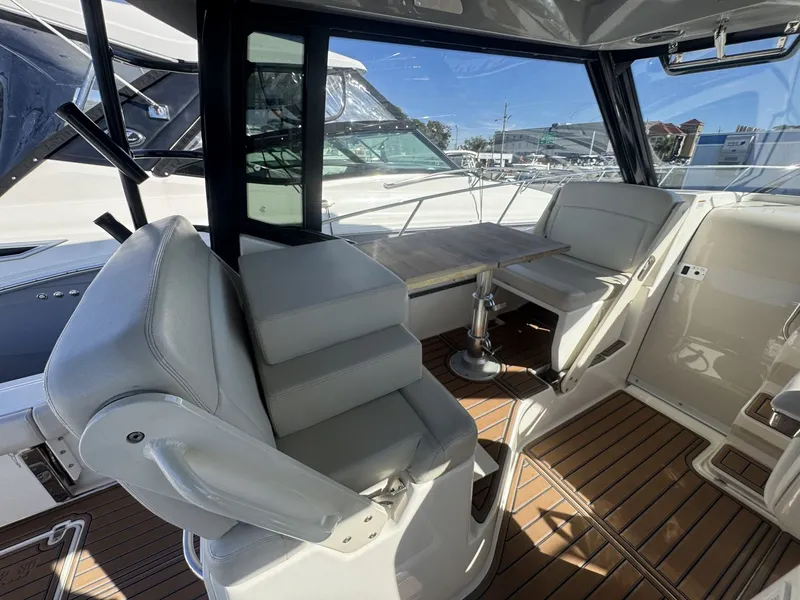 Slide: The Image of Boston Whaler 325 CONQUEST 2023 - 4