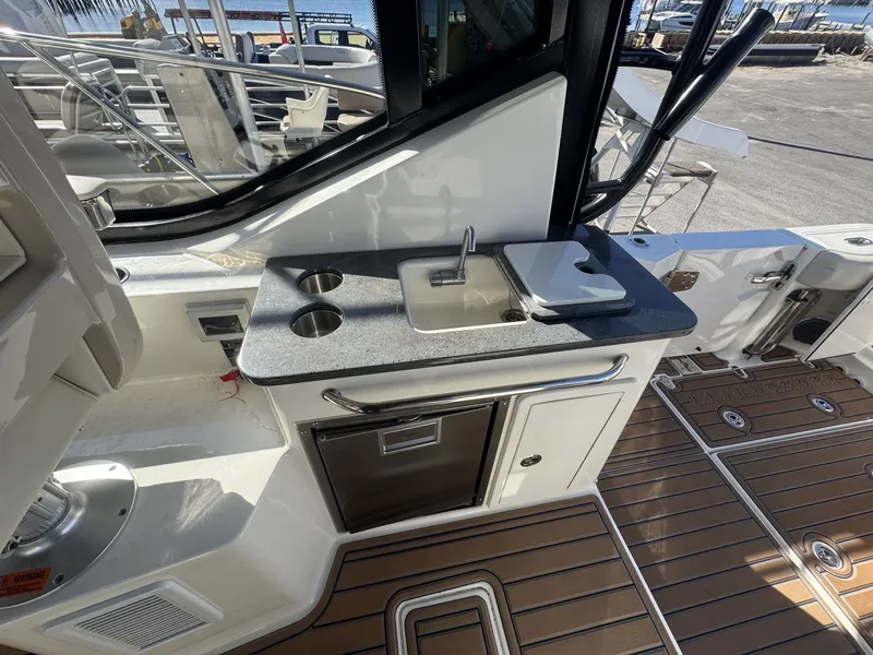 Slide: The Image of Boston Whaler 325 CONQUEST 2023 - 5