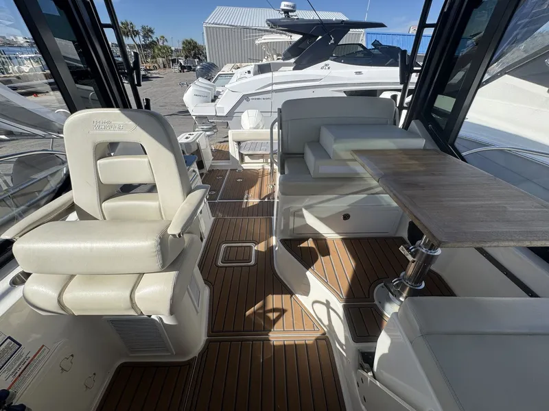 Slide: The Image of Boston Whaler 325 CONQUEST 2023 - 6