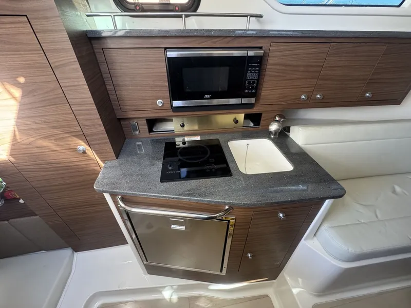 Slide: The Image of Boston Whaler 325 CONQUEST 2023 - 7