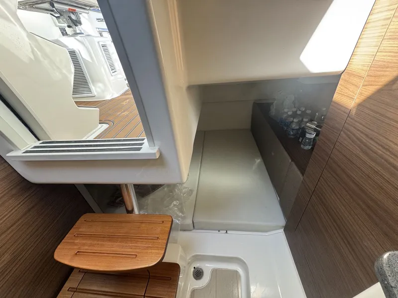 Slide: The Image of Boston Whaler 325 CONQUEST 2023 - 8