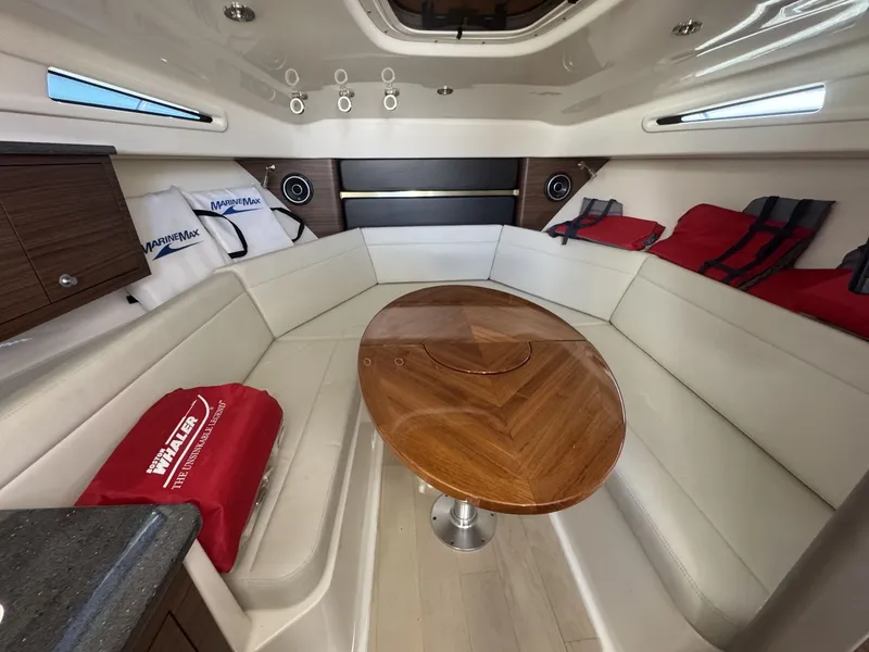 Slide: The Image of Boston Whaler 325 CONQUEST 2023 - 9