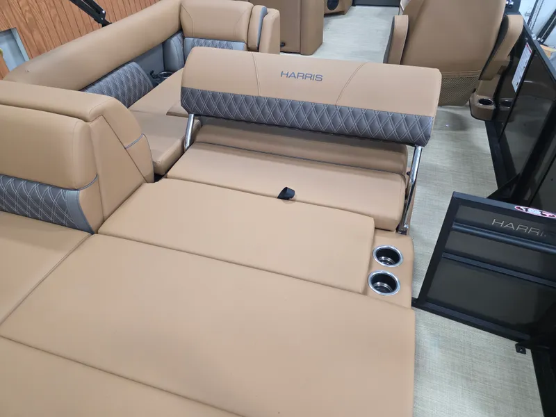 Slide: The Image of Harris Cruiser 230 2026 - 18