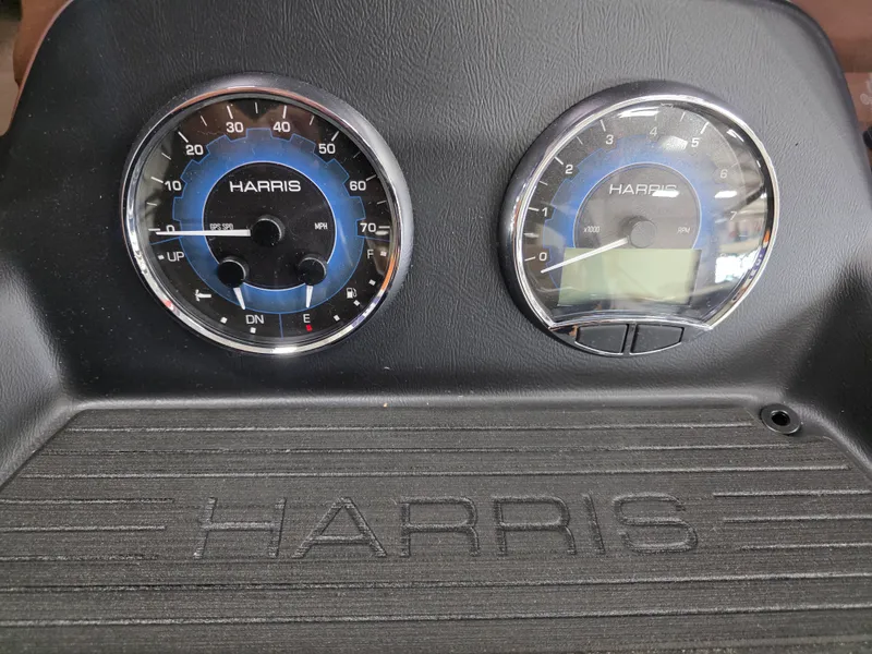 Slide: The Image of Harris Cruiser 230 2026 - 13