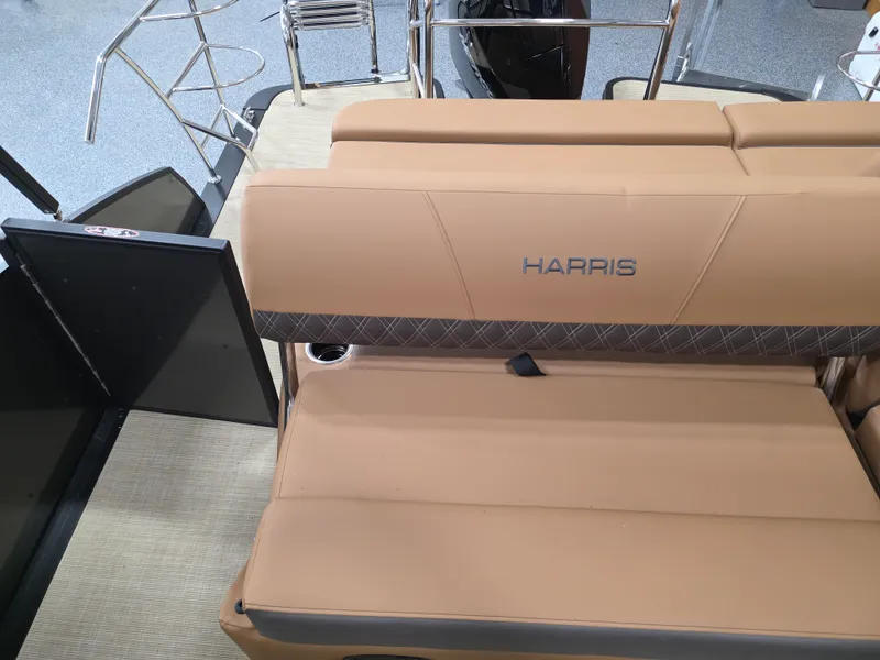 Slide: The Image of Harris Cruiser 230 2026 - 15