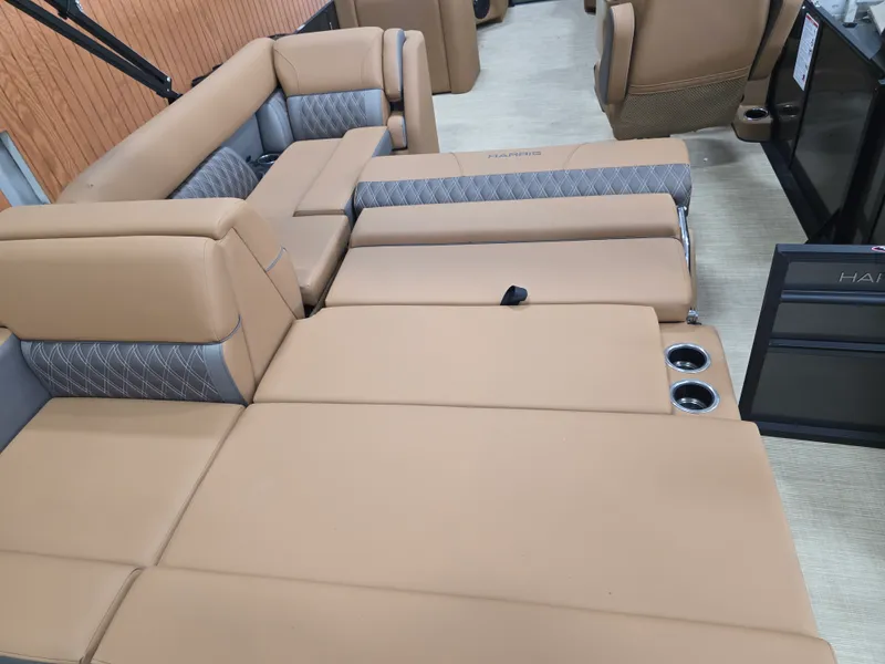 Slide: The Image of Harris Cruiser 230 2026 - 17