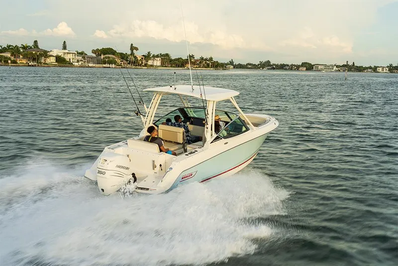Slide: The Image of Boston Whaler 240 Vantage 2026 - 40