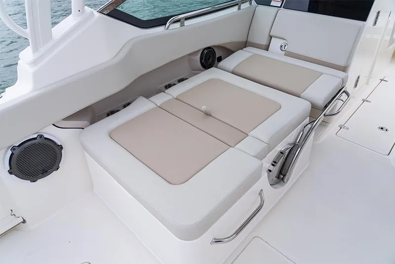 Slide: The Image of Boston Whaler 240 Vantage 2026 - 86