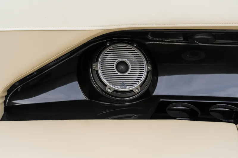 Slide: The Image of Boston Whaler 280 Vantage 2026 - 36