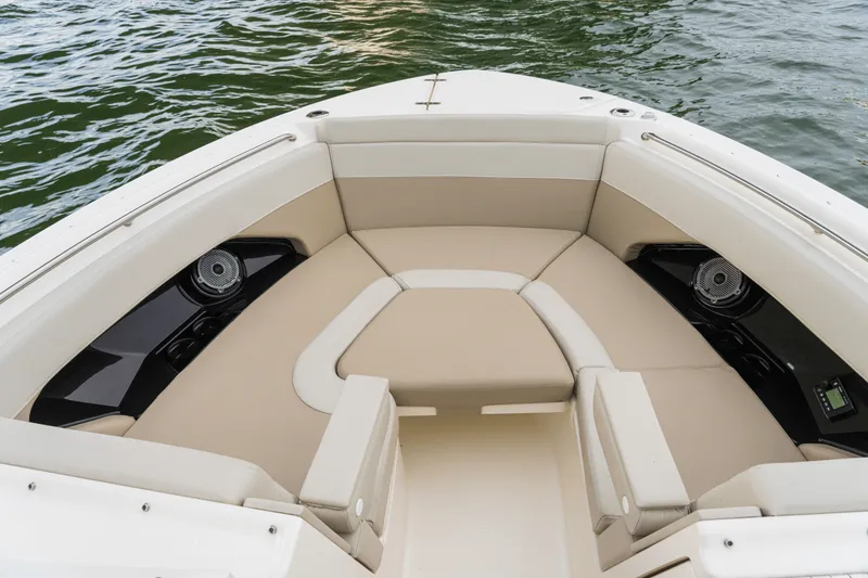 Slide: The Image of Boston Whaler 280 Vantage 2026 - 37