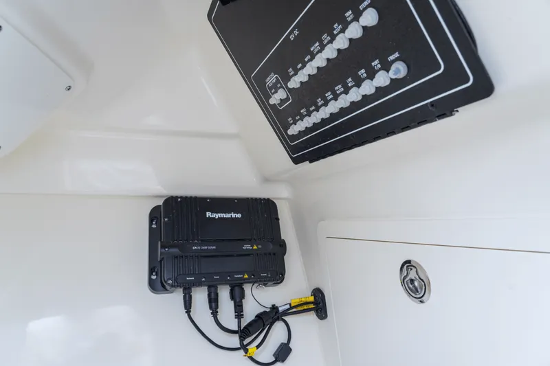 Slide: The Image of Boston Whaler 280 Vantage 2026 - 81