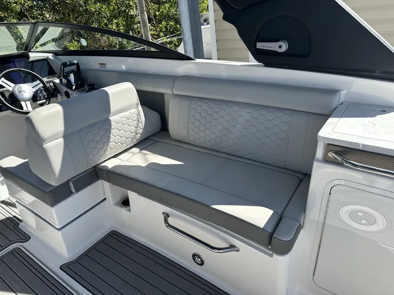 Slide: The Image of Sea Ray 290 SD-OB 2024 - 24