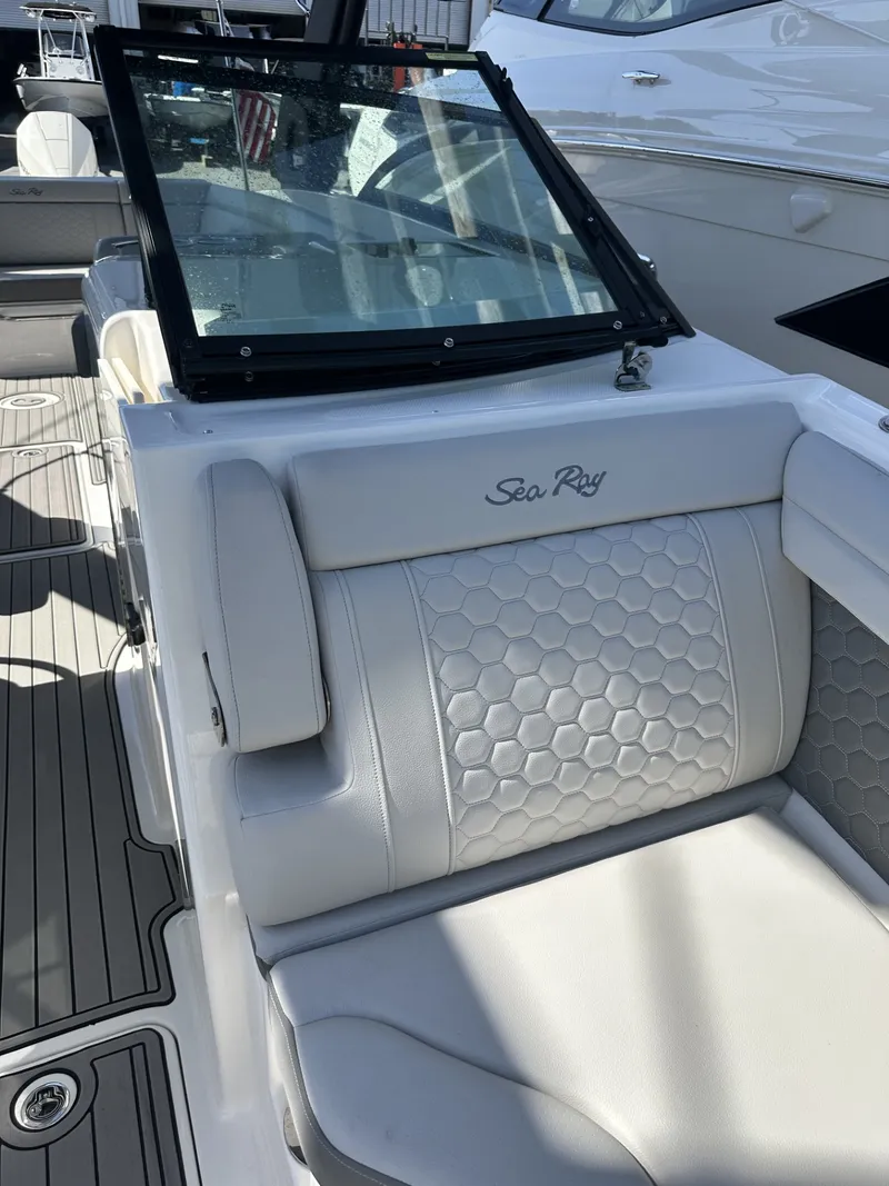Slide: The Image of Sea Ray 290 SD-OB 2024 - 6