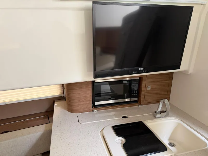 Slide: The Image of Boston Whaler 420 OUTRAGE 2017 - 10