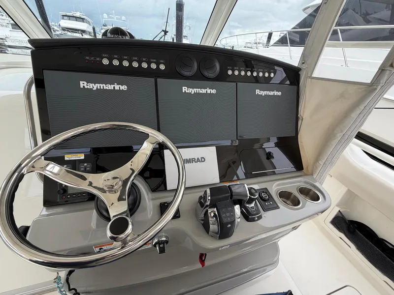 Slide: The Image of Boston Whaler 420 OUTRAGE 2017 - 12