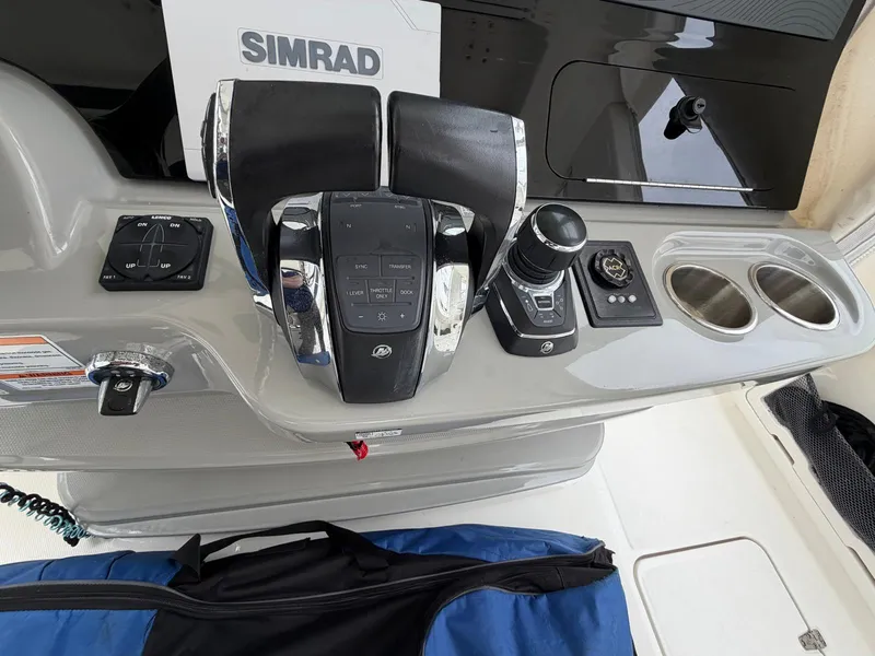 Slide: The Image of Boston Whaler 420 OUTRAGE 2017 - 14