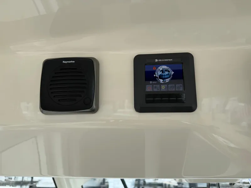 Slide: The Image of Boston Whaler 420 OUTRAGE 2017 - 15