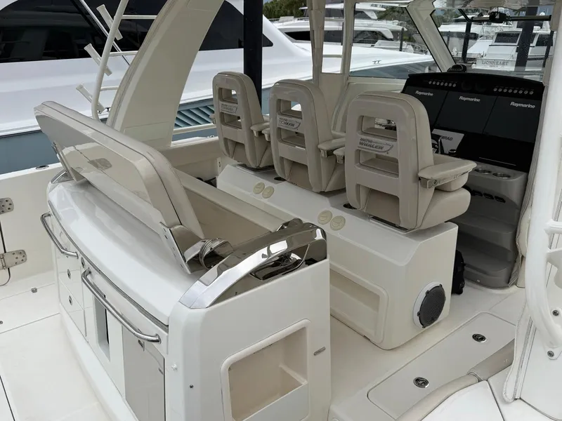 Slide: The Image of Boston Whaler 420 OUTRAGE 2017 - 17