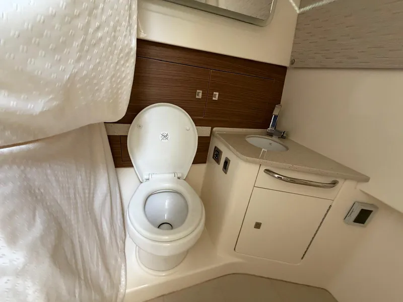 Slide: The Image of Boston Whaler 420 OUTRAGE 2017 - 8