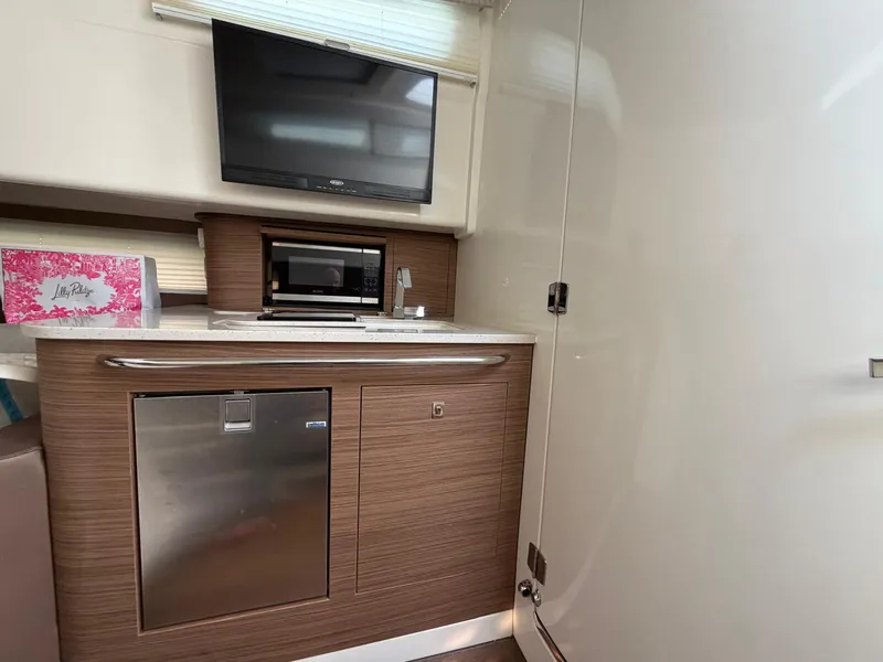 Slide: The Image of Boston Whaler 420 OUTRAGE 2017 - 9