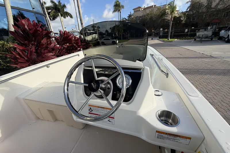 Slide: The Image of Boston Whaler 160 Super Sport 2026 - 7