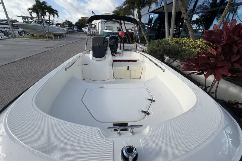Slide: The Image of Boston Whaler 160 Super Sport 2026 - 8
