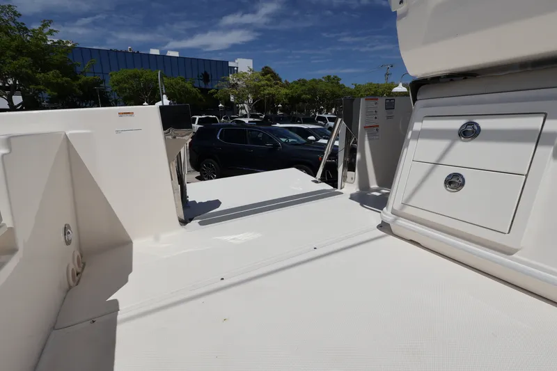 Slide: The Image of Boston Whaler 280 Dauntless 2026 - 11