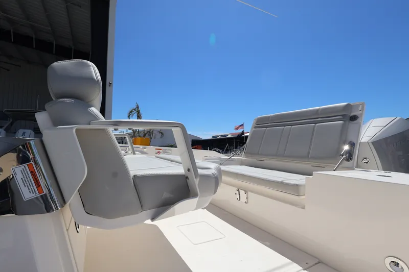 Slide: The Image of Boston Whaler 280 Dauntless 2026 - 14