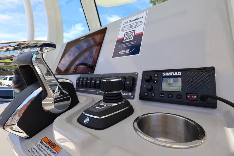 Slide: The Image of Boston Whaler 280 Dauntless 2026 - 17