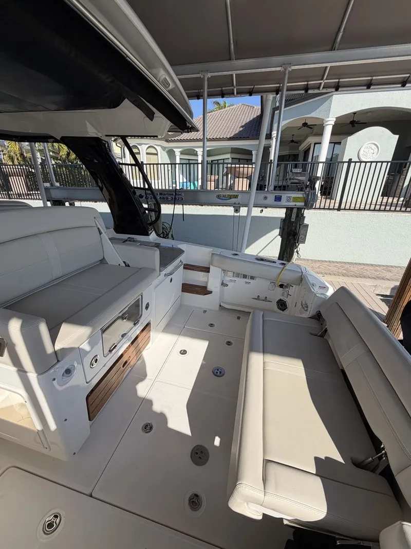 Slide: The Image of Boston Whaler 350 REALM 2023 - 15