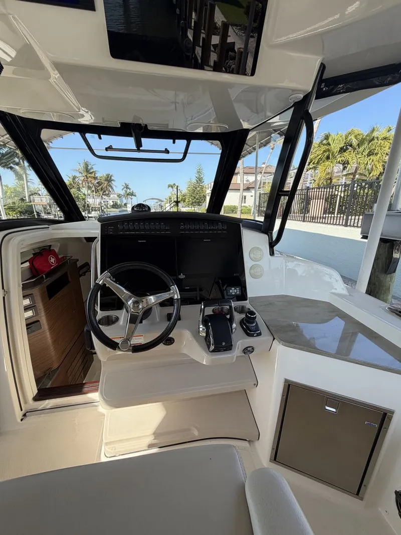 Slide: The Image of Boston Whaler 350 REALM 2023 - 16