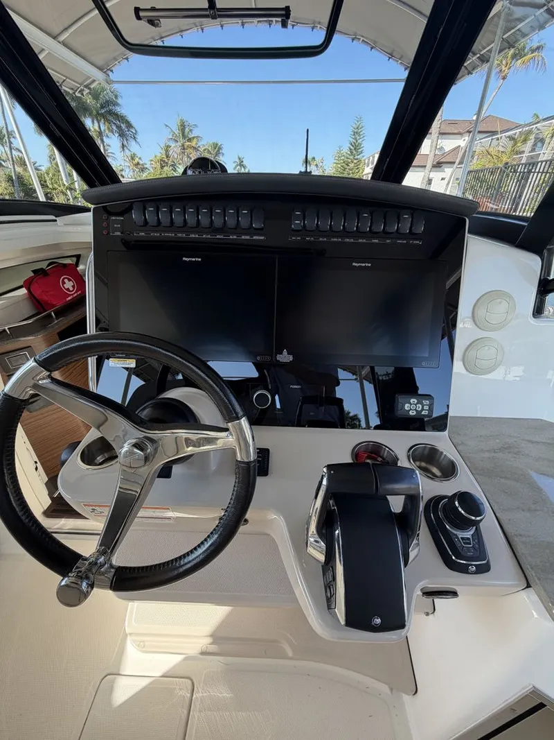 Slide: The Image of Boston Whaler 350 REALM 2023 - 17