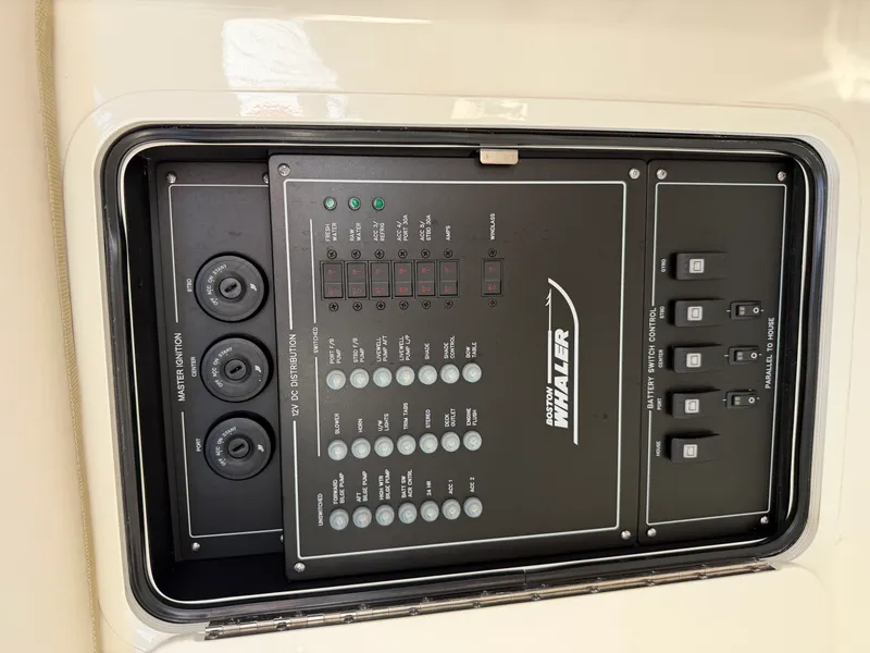 Slide: The Image of Boston Whaler 350 REALM 2023 - 18