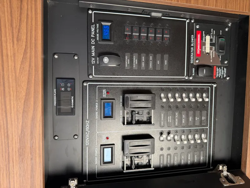 Slide: The Image of Boston Whaler 350 REALM 2023 - 24