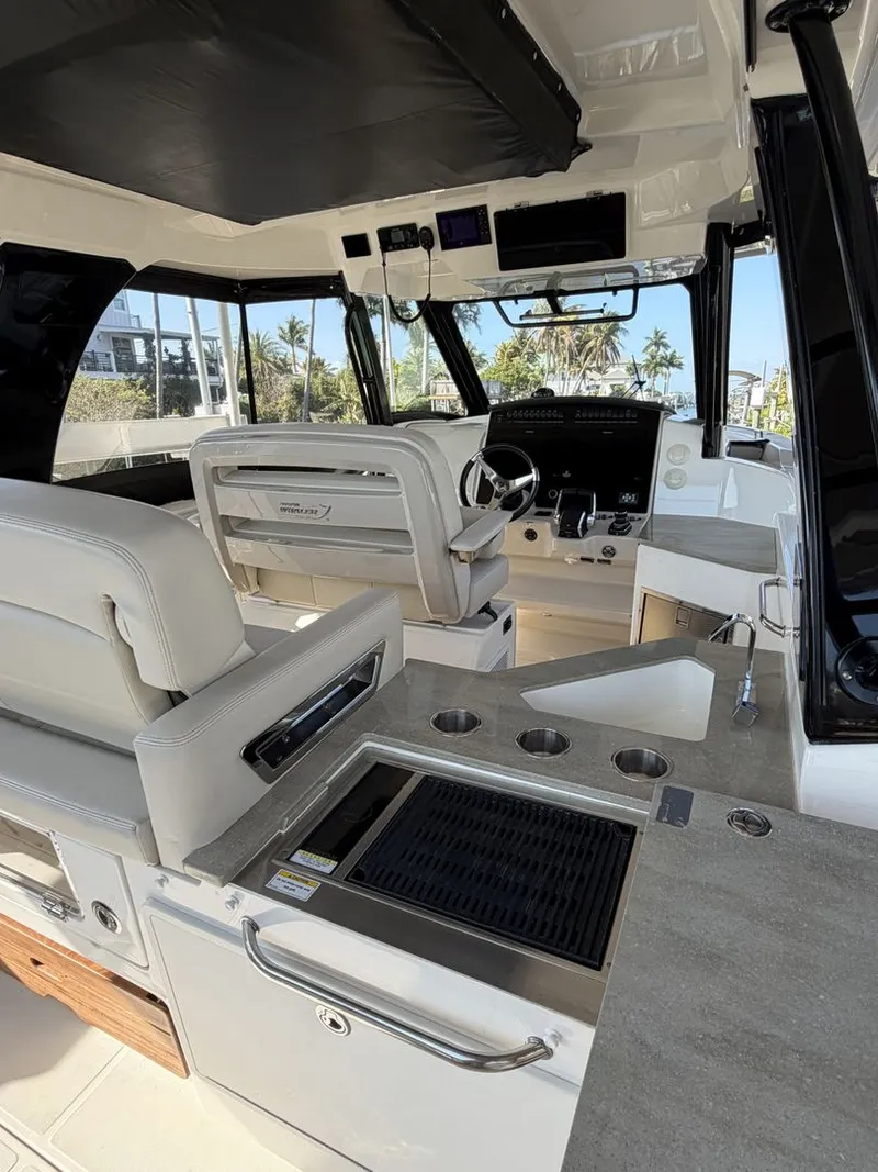 Slide: The Image of Boston Whaler 350 REALM 2023 - 9