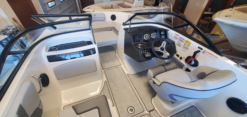 Slide: The Image of Bayliner VR5 2024 - 3