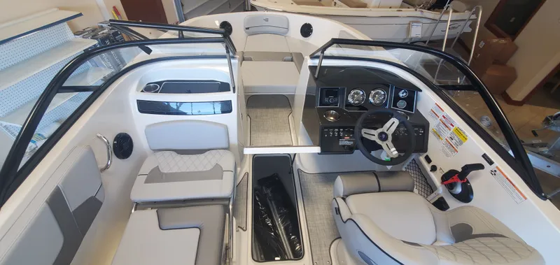 Slide: The Image of Bayliner VR5 2024 - 4