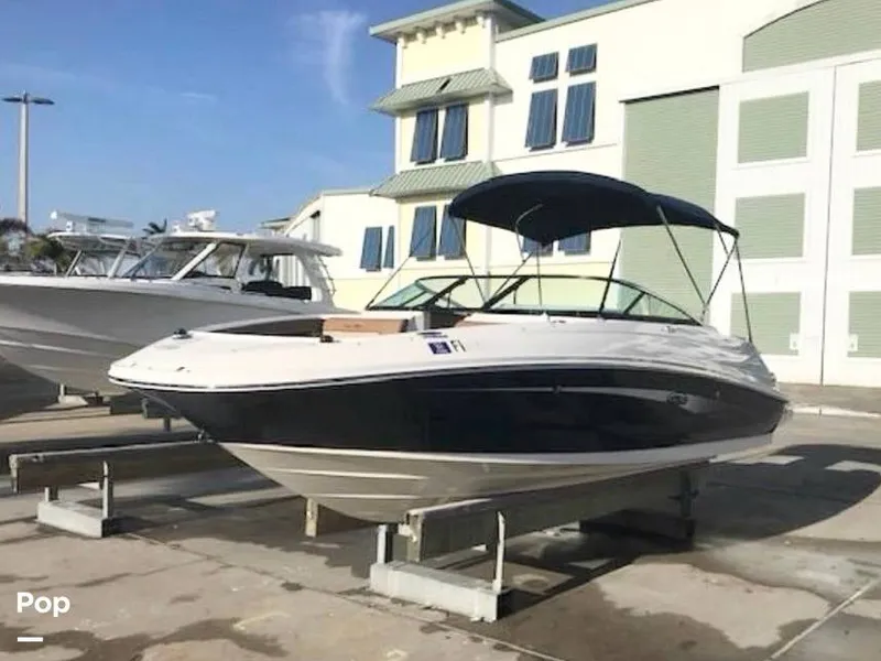 Slide: The Image of Sea Ray 220 Sundeck OB 2015 - 16465395